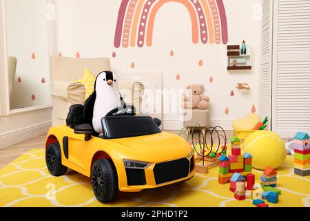 Auto elettrica per bambini e altri giocattoli in sala giochi Foto Stock