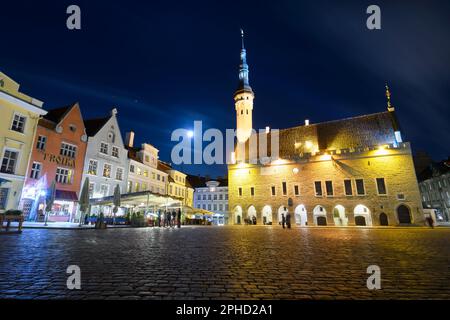 Edificio del Municipio di Tallinn in architettura gotica sulla Piazza della Città di Tallinn, Estonia. Piazza principale di Tallin con edificio del municipio e torre di notte. Foto Stock