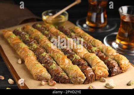 Delizioso baklava dolce con pistacchi su tavola di legno, primo piano Foto Stock