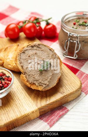 Pane fresco con delizioso patata di fegato su tavolo di legno bianco, vista primo piano Foto Stock