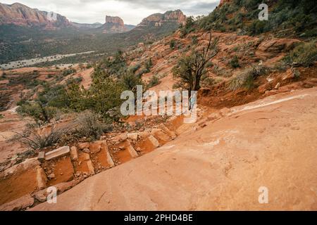 Vista ad alto angolo della donna sul sentiero Cathedral Rock che sale fino alla cima. Foto Stock