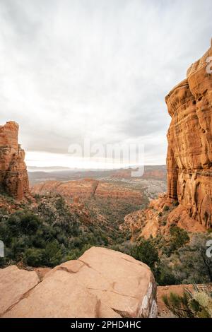 Vista dalla cima della Cathedral Rock a Sedona, Arizona, al tramonto. Foto Stock