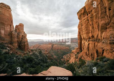 Vista dalla cima della Cathedral Rock a Sedona, Arizona, al tramonto con nuvole luminose. Foto Stock