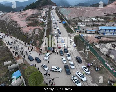 TAIJIANG, CINA - 28 MARZO 2023 - Auto di un gran numero di tifosi guardare le finali di basket villaggio in un parcheggio a Taijiang, provincia di Guizhou, Foto Stock