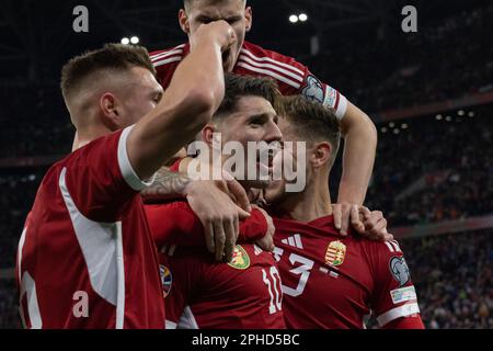 Budapest. 27th Mar, 2023. Dominik Szoboszlai (C) d'Ungheria festeggia il punteggio con i compagni di squadra durante la partita di qualificazione UEFA euro 2024 Group G tra Ungheria e Bulgaria a Budapest, Ungheria, il 27 marzo 2023. Credit: Attila Volgyi/Xinhua/Alamy Live News Foto Stock