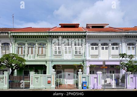Fila di ornate case Peranakan terrazza lungo Koon Seng Road, nell'enclave di Joo Chiat, Singapore Foto Stock