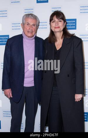 Claude Lelouch e Valerie Perrin hanno partecipato al Gala Stethos D'Or 2023 presso l'Hotel Georges V il 27 marzo 2023. Foto di Aurore Marechal/ABACAPRESS.COM Foto Stock