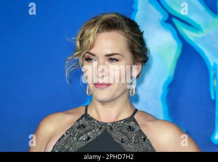 Kate Winslet partecipa alla prima mondiale di 'Avatar: La via dell'acqua' a Odeon Luxe Leicester Square a Londra. Foto Stock