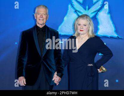 Londra, Regno Unito. 06th Dec, 2022. James Cameron e Suzy Amis Cameron partecipano alla prima mondiale di 'Avatar: The Way of Water' a Odeon Luxe Leicester Square a Londra. (Foto di Fred Duval/SOPA Images/Sipa USA) Credit: Sipa USA/Alamy Live News Foto Stock