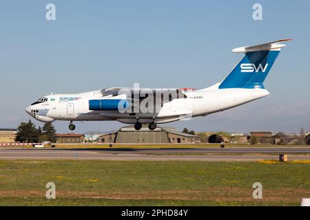 Verona, Italia. 25th Mar, 2023. Una Silk Way Airlines Ilyushin il-76TD atterra all'aeroporto di Verona Villafranca.Silk Way Airlines è una compagnia aerea azerbaigiana con base a Baku. Gestisce servizi di trasporto verso l'Asia, il Medio Oriente e l'Europa, nonché servizi per le organizzazioni governative. L'Ilyushin il-76 è un aereo di sollevamento strategico progettato dall'ufficio di progettazione dell'Unione Sovietica Ilyushin. Fu progettato per la prima volta come un mercantile nel 1967, come sostituto per l'Antonov AN-12. È stato progettato per trasportare macchinari pesanti in aree remote e scarsamente servite. (Credit Image: © Fabrizio Gandolfo Foto Stock