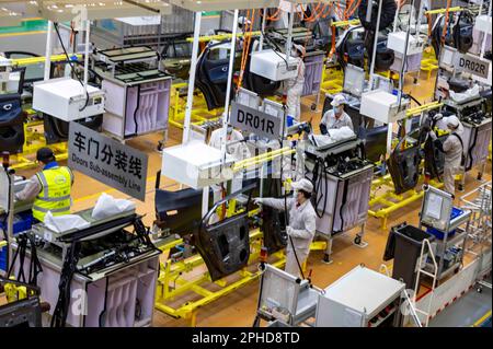 YICHANG, CINA - 27 MARZO 2023 - i lavoratori lavorano su una linea di produzione automatizzata per autovetture presso la base di produzione GAC MOTOR Yichang a Yichang, Hub Foto Stock