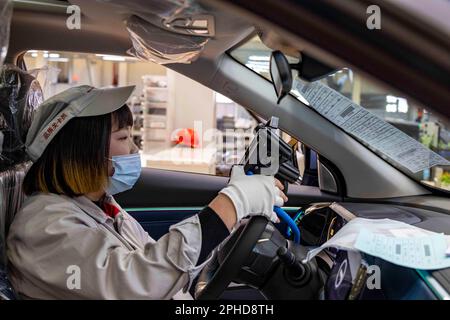 YICHANG, CINA - 27 MARZO 2023 - i lavoratori lavorano su una linea di produzione automatizzata per autovetture presso la base di produzione GAC MOTOR Yichang a Yichang, Hub Foto Stock