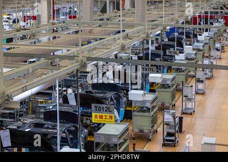 YICHANG, CINA - 27 MARZO 2023 - i lavoratori lavorano su una linea di produzione automatizzata per autovetture presso la base di produzione GAC MOTOR Yichang a Yichang, Hub Foto Stock