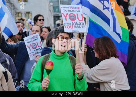 Londra, Regno Unito. 27th marzo, 2023. Gli israeliani-britannici organizzano una protesta di emergenza in risposta al saccheggio del ministro della difesa Yoav Gallant, che si è opposto ai piani di riforma giudiziaria. Migliaia di persone sono scese in Israele dopo l'annuncio della notizia, tra cui centinaia a Londra la domenica sera tardi. La revisione cambierebbe il modo in cui i giudici vengono selezionati e conferirebbe al Parlamento israeliano (Knesset) il potere di superare le decisioni prese nella Corte Suprema. Credit: Undicesima ora di Fotografia/Alamy Live News Foto Stock