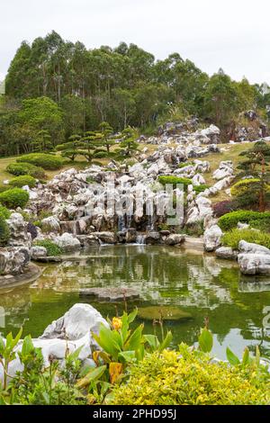 Rockery e stagno in un bel giardino Foto Stock