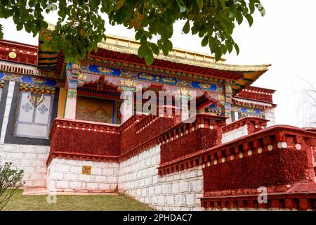 Bellissimo monastero buddista tibetano con tetto in oro laccato di rosso in Tibet Foto Stock