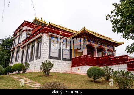 Bellissimo monastero buddista tibetano con tetto in oro laccato di rosso in Tibet Foto Stock