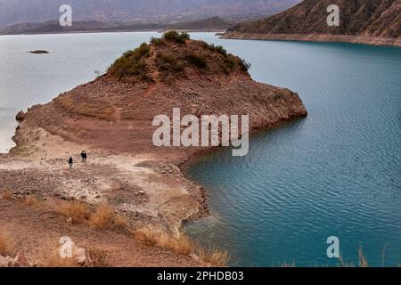 Vista dei turisti che visitano dighe a Los Potrerillos, Mendoza. foto scattata dall'alto. lago turchese con le montagne dietro Foto Stock