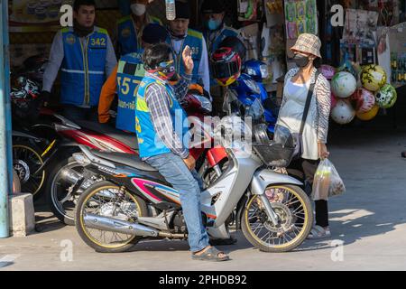 SAMUT PRAKAN, THAILANDIA, 02 2023 FEBBRAIO, Una donna incinta vuole utilizzare un taxi moto Foto Stock