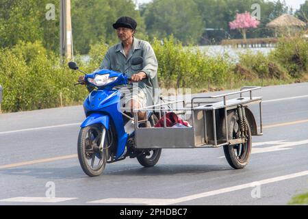 BANGKOK, THAILANDIA, MAR 11 2023, Un uomo guida una moto con un sidecar vuoto Foto Stock