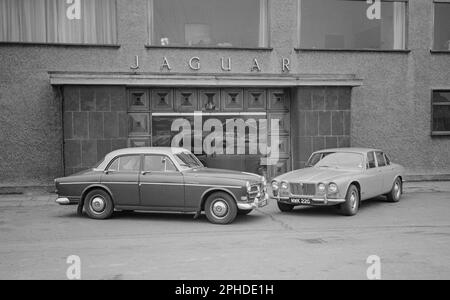 Una fotografia 1968 che mostra una Jaguar XJS 4,2, MWK 22G, utilizzata come auto da stampa da Jaguar. Anche un Volvo 122 Amazon, YJU 451. Di fronte agli uffici Jaguar. Foto Stock