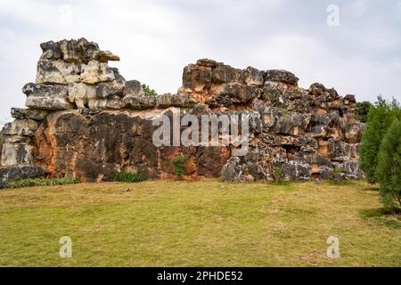 Una pietra enorme rockery nel parco Foto Stock