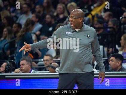 Sacramento, California, Stati Uniti. 27th Mar, 2023. L'allenatore di Sacramento Kings Mike Brown reagisce a giocare nel primo trimestre durante una partita al Golden 1 Center di Sacramento, lunedì 27 marzo 2023. (Credit Image: © Paul Kitagaki Jr./ZUMA Press Wire) SOLO PER USO EDITORIALE! Non per USO commerciale! Credit: ZUMA Press, Inc./Alamy Live News Foto Stock