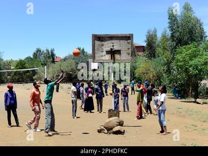 I bambini della scuola superiore etiope giocano a basket. Lalibela, Etiopia. Foto Stock