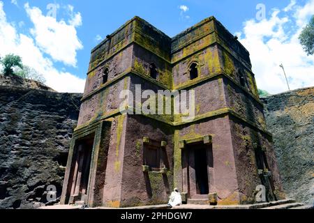 Pellegrini etiopi in visita alla Chiesa di San Giorgio a Lalibela, Etiopia durante la settimana di Pasqua. Foto Stock