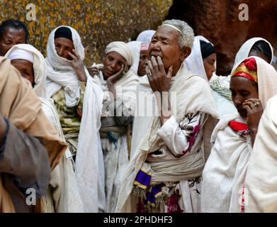 Pellegrini etiopi in visita alla Chiesa di San Giorgio a Lalibela, Etiopia durante la settimana di Pasqua. Foto Stock