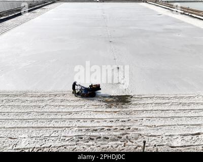 LIANYUNGANG, CINA - 28 MARZO 2023 - i lavoratori lavorano nel campo del sale di Dapu nella città di Lianyungang, provincia di Jiangsu della Cina orientale, 28 marzo 2023. Foto Stock