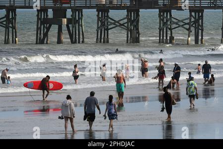 Daytona Beach, Stati Uniti. 27th Mar, 2023. Le persone godono di temperature superiori alla media durante la pausa primaverile a Daytona Beach. Daytona Beach è stata tradizionalmente una popolare destinazione per le vacanze primaverili per studenti universitari provenienti da tutto il paese. La rigorosa applicazione da parte della polizia locale delle leggi sull'alcol e sul traffico ha portato a un'atmosfera più tranquilla, in contrasto con il recente disordine di primavera e la violenza a Miami Beach, che ha causato centinaia di arresti e due morti. Credit: SOPA Images Limited/Alamy Live News Foto Stock