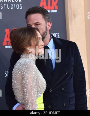 Jennifer Lopez e ben Affleck arrivano alla prima di “Air” di Amazon Studios tenutasi al Regency Village Theatre il 27 marzo 2023 a Westwood, California. © Lisa OConnor/AFF-USA.com Foto Stock