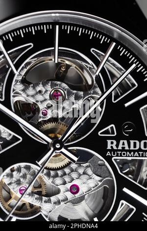 Lengnau, Svizzera - 11 novembre 2021: Rado True Open Heart Automatic R27510152, macro foto di lusso Swiss made orologio da polso meccanico con nero Foto Stock