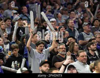 Sacramento, California, Stati Uniti. 27th Mar, 2023. I fan di Sacramento Kings reagiscono nel quarto trimestre durante una partita al Golden 1 Center di Sacramento, lunedì 27 marzo 2023. (Credit Image: © Paul Kitagaki Jr./ZUMA Press Wire) SOLO PER USO EDITORIALE! Non per USO commerciale! Credit: ZUMA Press, Inc./Alamy Live News Foto Stock