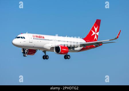 Air Malta Airbus A320-251N (Reg: 9h-NEE) in schema di colori aggiornato, ultima aggiunta alla flotta AMC che atterra dopo il suo primo volo come KM101 da Foto Stock