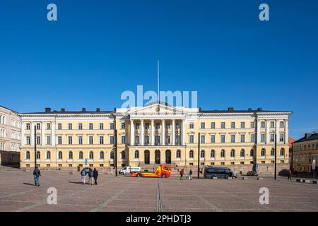 La Camera del Senato o il Palazzo del Governo, progettato da Carl Ludvig Engel e completato nel 1822, dalla Piazza del Senato nel quartiere Kruununhaka di Helsinki, Finlandia Foto Stock