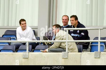 FILE PICS. PIX: Matthew Lewis/SWpix.com - 18/09/2002 - Cricket - Frizell County Championship - Headingley Cricket Ground, Leeds, Inghilterra - Paul Nixon del Kent siede con il compagno di squadra Mark Ealham e Michael Vaughan e Matthew Wood dello Yorkshire, durante la partita contro lo Yorkshire, Dopo aver scoperto ieri sera che è stato rilasciato dal suo club, Kent. Foto Stock