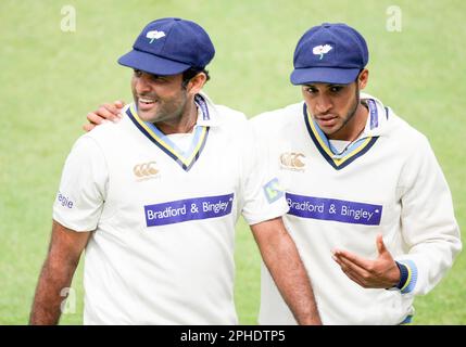 FILE PICS. FOTO DI VAUGHN RIDLEY/SWPIX.COM - 13/07/09 - Cricket - LV County Championship - Yorkshire contro Durham, giorno quattro - Headingley, Leeds, Inghilterra - Yorkshire's Rana Naved e Adel Rashid. Foto Stock