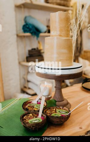 Una deliziosa torta a due livelli e vibranti ciotole di dessert sono in mostra Foto Stock