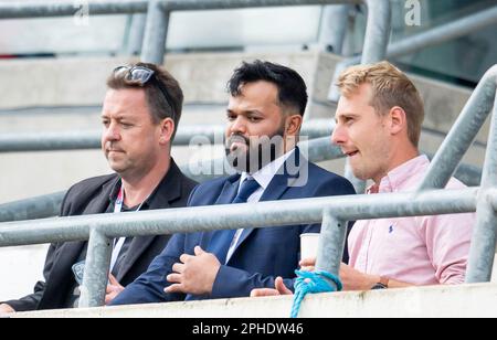 FILE PICS. Foto di Allan McKenzie/SWpix.com - 25/06/2022 - Cricket - LV=terzo test di assicurazione - Inghilterra contro Nuova Zelanda - Clean Slate Headingley Cricket Ground, Leeds, Inghilterra - Azeem Rafiq visto a Headingley durante il giorno 3 della partita tra Inghilterra e Nuova Zelanda. Con il giornalista George Dobell (l). Foto Stock