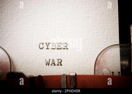 Testo Cyber War scritto con una macchina da scrivere. Foto Stock