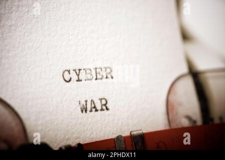 Testo Cyber War scritto con una macchina da scrivere. Foto Stock