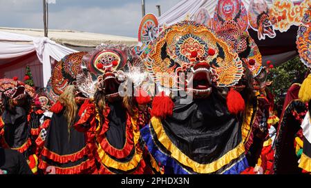 Lo spettacolo di 1000 danza barong. Barong è una delle danze tradizionali indonesiane Foto Stock