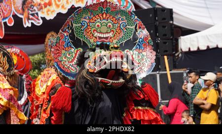 Lo spettacolo di 1000 danza barong. Barong è una delle danze tradizionali indonesiane Foto Stock