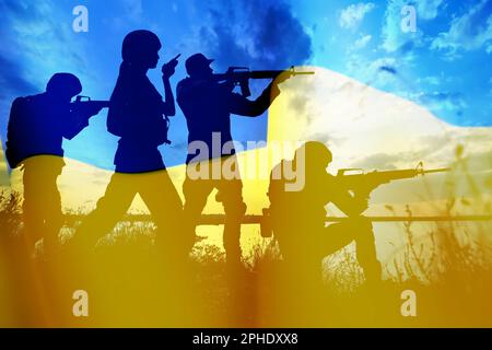 Silhouette di soldati e bandiera nazionale Ucraina, doppia esposizione Foto Stock