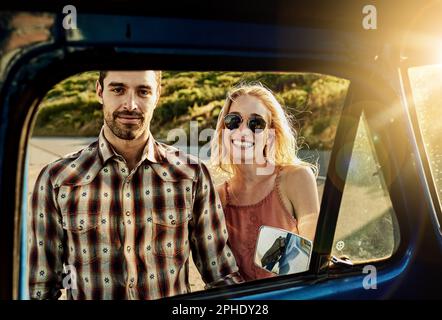 Portaci ovunque. una coppia in piedi accanto alla finestra di un pick-up. Foto Stock