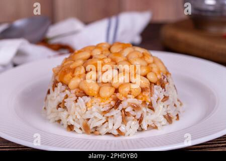 Pilaf di fagiolo secco. Preparato con la perfetta armonia di fagioli secchi e riso, questo piatto è nutriente e appagante. Cucina turca tradizionale. Loc Foto Stock