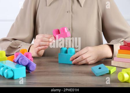 ABA terapista con blocchi da costruzione colorati a tavola di legno, primo piano Foto Stock