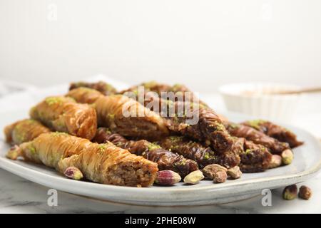 Delizioso baklava con pistacchi su tavola in marmo bianco, primo piano Foto Stock